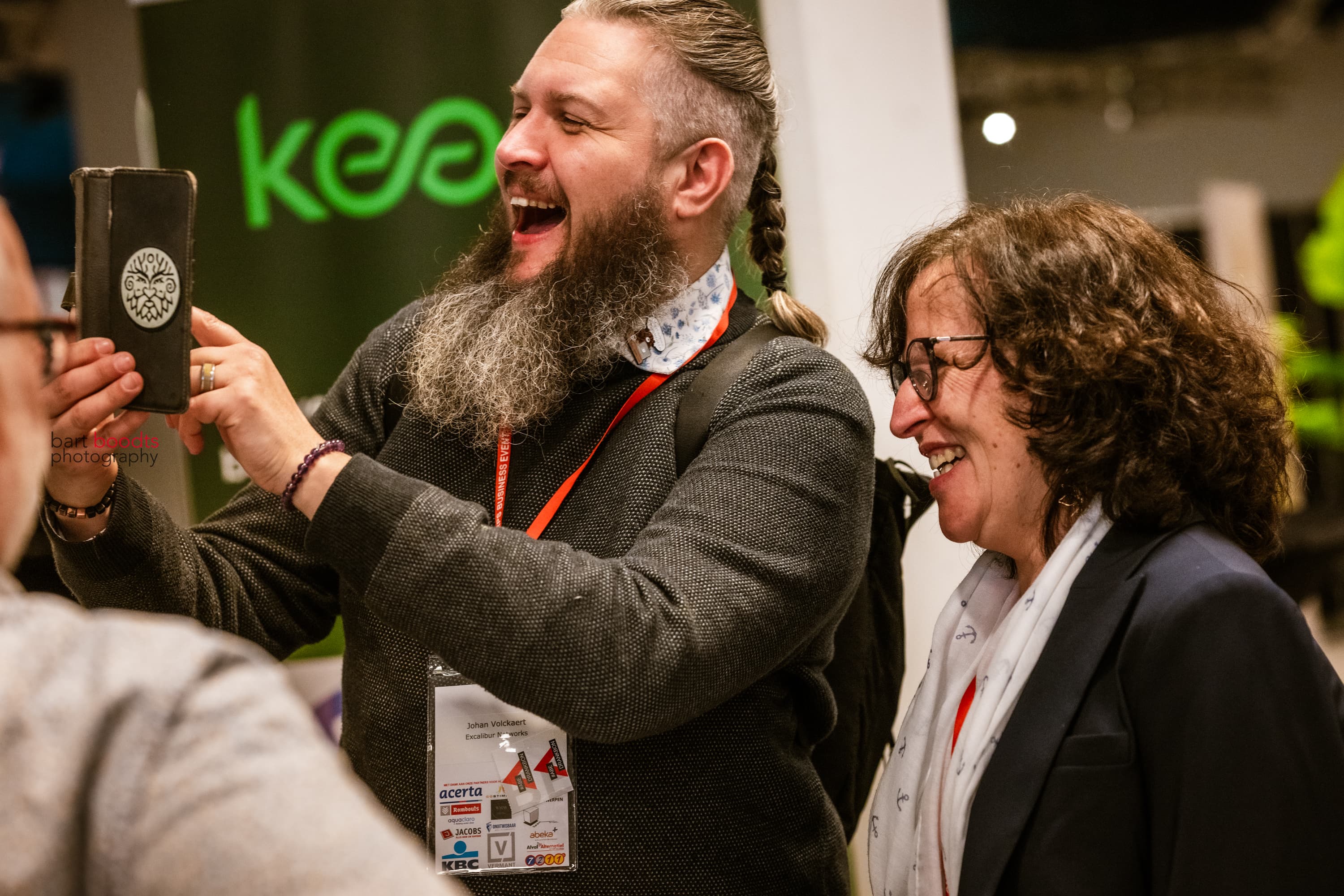 Sfeerbeeld ABE — standhouder lachend